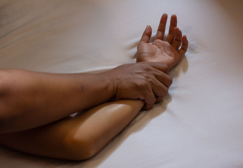 Зрелая сучка сует в вагину разные предметы лежа на кровати